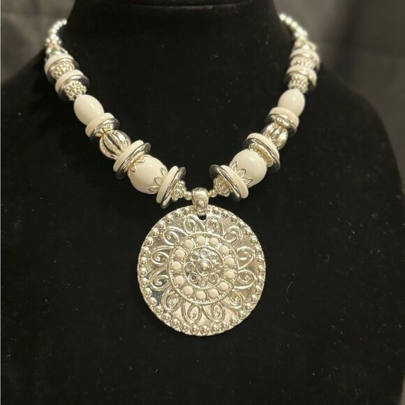 LIVE SHOW NECKLACE - Picture 13 of 14